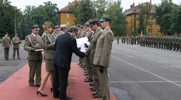 Rozdanie dyplomów we współpracującej z Wydziałem Wyższej Szkole Oficerskiej Wojsk Lądowych 2010