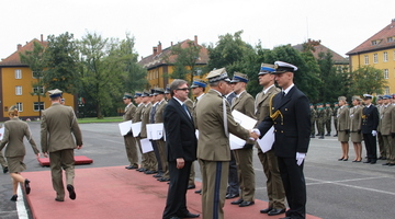 Rozdanie dyplomów we współpracującej z Wydziałem Wyższej Szkole Oficerskiej Wojsk Lądowych 2010