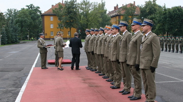 Rozdanie dyplomów we współpracującej z Wydziałem Wyższej Szkole Oficerskiej Wojsk Lądowych 2010