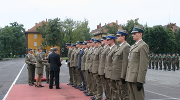 Rozdanie dyplomów we współpracującej z Wydziałem Wyższej Szkole Oficerskiej Wojsk Lądowych 2010