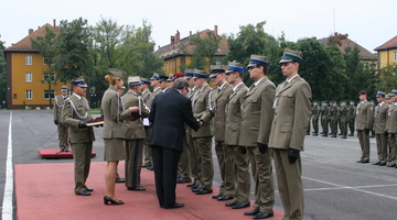 Rozdanie dyplomów we współpracującej z Wydziałem Wyższej Szkole Oficerskiej Wojsk Lądowych 2010