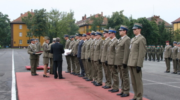 Rozdanie dyplomów we współpracującej z Wydziałem Wyższej Szkole Oficerskiej Wojsk Lądowych 2010