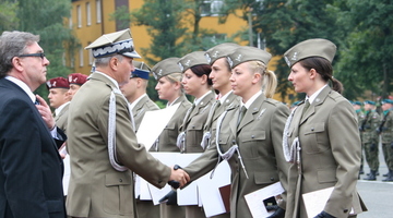 Rozdanie dyplomów we współpracującej z Wydziałem Wyższej Szkole Oficerskiej Wojsk Lądowych 2010