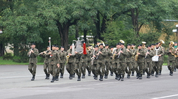 Rozdanie dyplomów we współpracującej z Wydziałem Wyższej Szkole Oficerskiej Wojsk Lądowych 2010