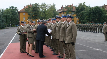 Rozdanie dyplomów we współpracującej z Wydziałem Wyższej Szkole Oficerskiej Wojsk Lądowych 2010