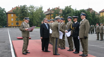 Rozdanie dyplomów we współpracującej z Wydziałem Wyższej Szkole Oficerskiej Wojsk Lądowych 2010