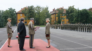 Rozdanie dyplomów we współpracującej z Wydziałem Wyższej Szkole Oficerskiej Wojsk Lądowych 2010